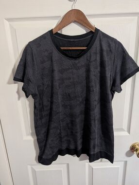 Lululemon Womens Top Gray Black Short Sleeve Active Size XL or 1X
